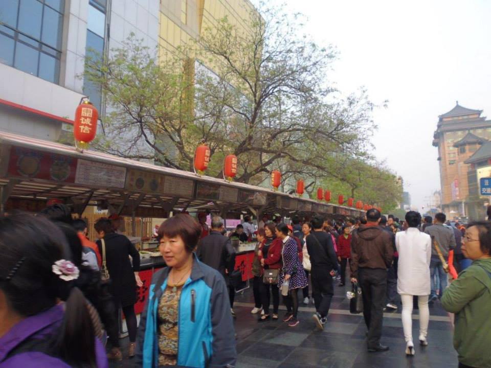 Donghuamen Street en la calle peatonal Wangfujing (Beijing) (@mibaulviajero)