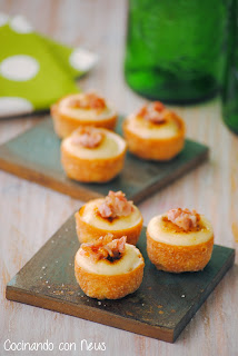 Tartaletas rellenas de coliflor con all i oli caramelizado y crujiente de beicon 