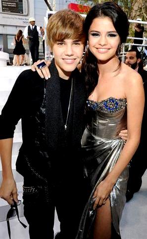Justin Bieber y Selena Gómez Foto de Justin Bieber abrazando a Selena Gómez