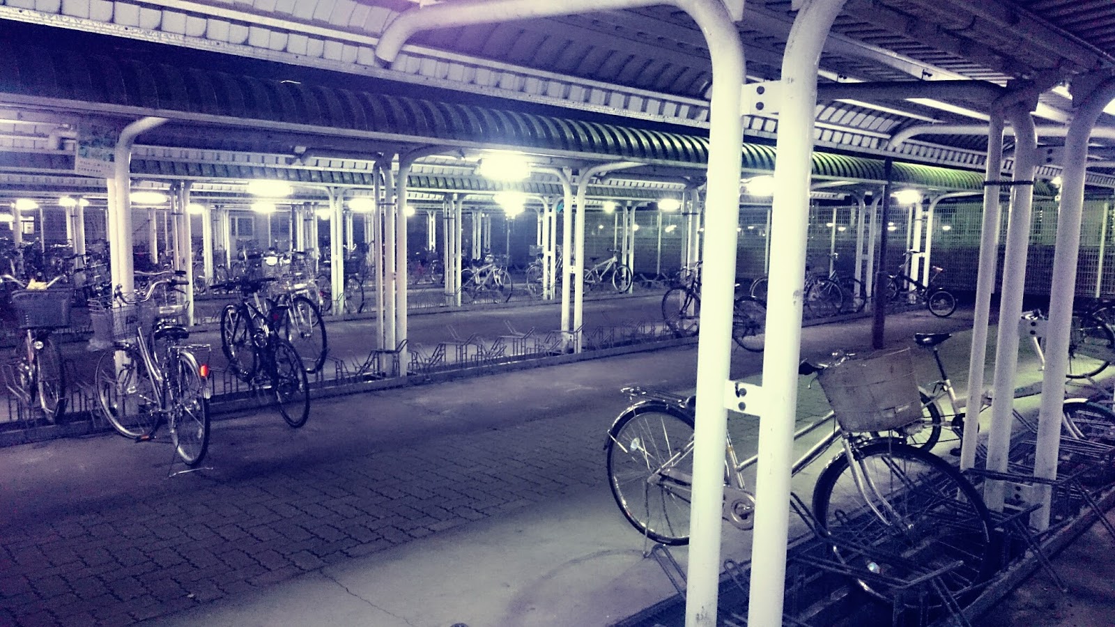 年末の夜の人気のない駐輪場