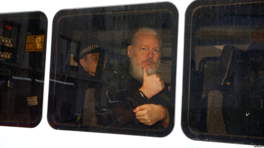 Assange estuvo asilado en la embajada ecuatoriana en Londres desde 2012 / REUTERS