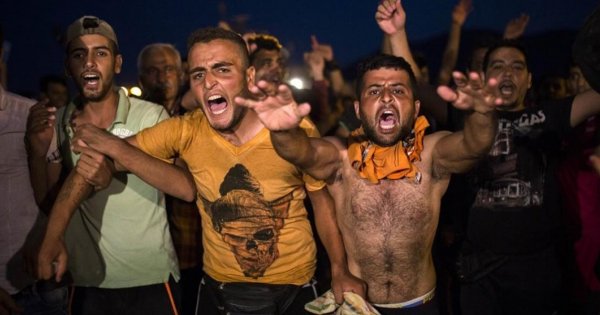 Εν μέσω κρίσης κορωνοϊού μεταφέρουν τους παράνομους μετανάστες στην ενδοχώρα Εν μέσω κρίσης κορωνοϊού μεταφέρουν τους παράνομους μετανάστες στην ενδοχώρα