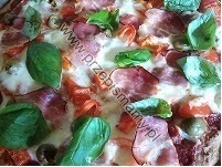 Pizza razowa z szynką Schwarzwaldzką Pizza razowa z szynką Schwarzwaldzką