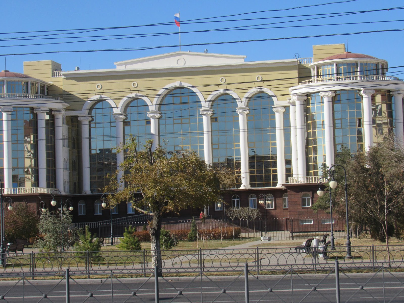 Областной суд астрахань. Астраханский областной суд здание. Верховный суд Астрахань. Окружной суд в Астрахани.