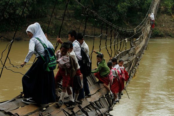 pergi sekolah bertaruh nyawa