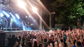 Multidão canta e se emociona em show do cantor Thiago Brado na fronteira