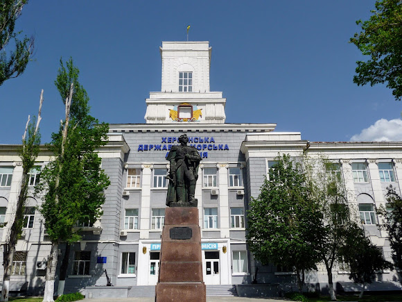 Херсон. Морская академия и памятник адмиралу Ф. Ф. Ушакову Херсон. Морская академия и памятник адмиралу Ф. Ф. Ушакову