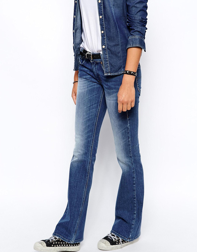 How to wear flare jeans: with high heels visualy elongate your figure