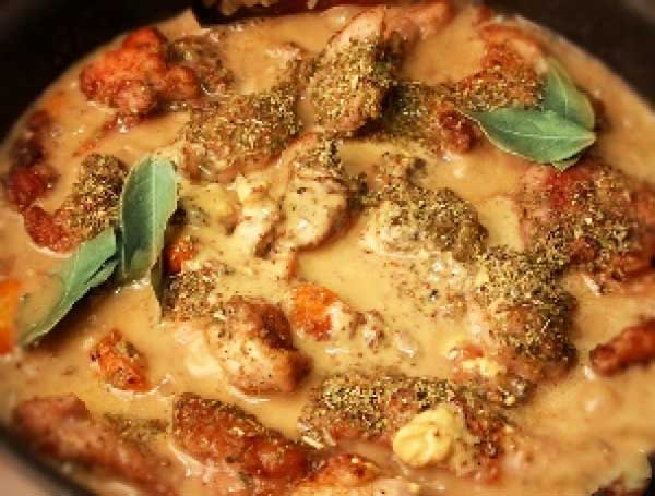 Перекладываем кролика с овощами в утятницу ( любая чугунная кастрюля с толстыми стенками), заливаем сливками или молоком добавляем лавровый лист накрываем крышкой тушим 1 час