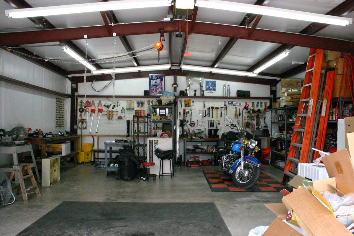 Ремонтный гараж. Ремонтная мастерская в гараже. Обустройство автомастерской. Оборудование для гаража. Обустройство гаража.