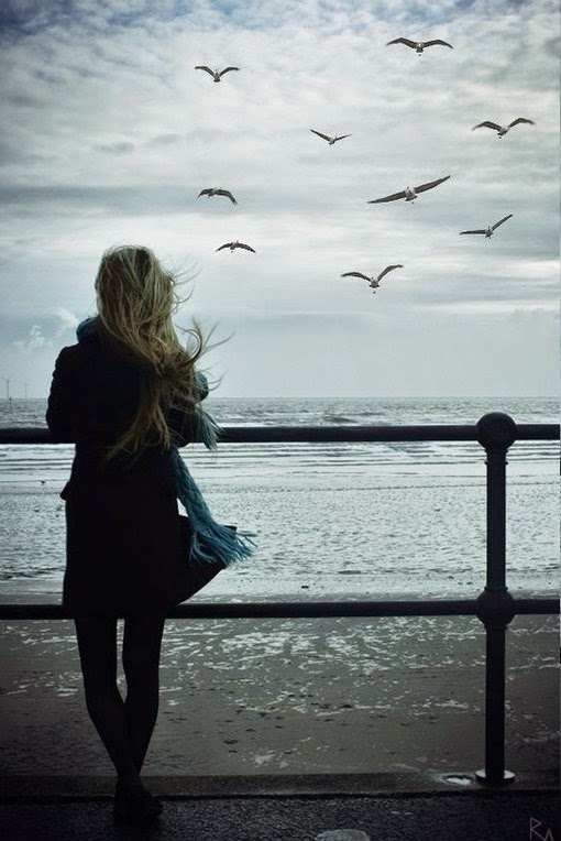 Ảnh cô gái cô đơn trước biển