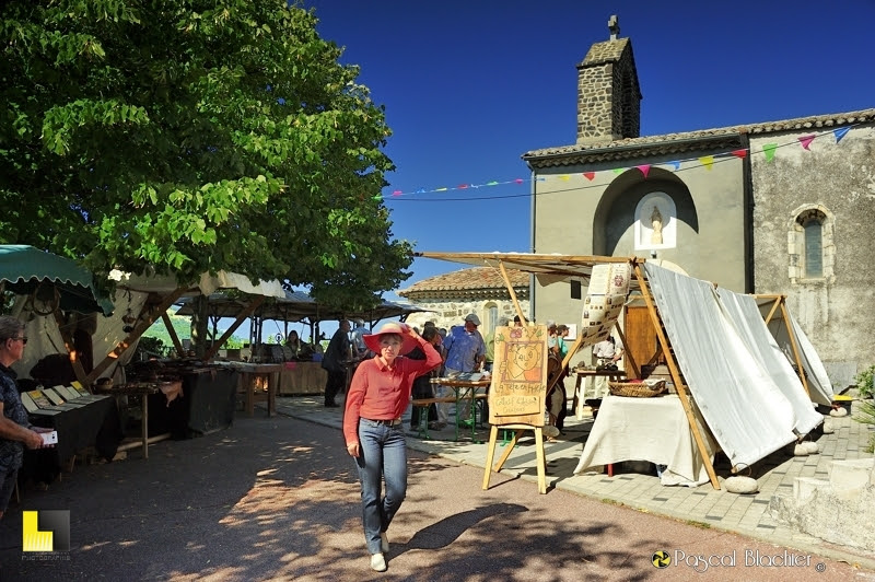 valerie blachier sur la place de l'église fete médiévale de saint vincent de barres photo Pascal Blachier