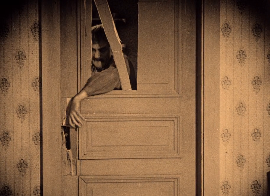 Тут там двери. Сияние фильм 1980 сцена с дверью. Мужик из двери. Мужик за дверью.