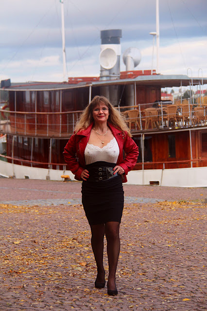 Autumn, Kuopio, thight skirt, leather jacket, see through shirt, stay-ups, high heels, big breasts, hard nipples  - Syksy, Kuopio, tiukka hame, nahkatakki, läpinäkyvä pusero, stay-upit, korkokengät,  isot rinnat, nännit nöpöttävät