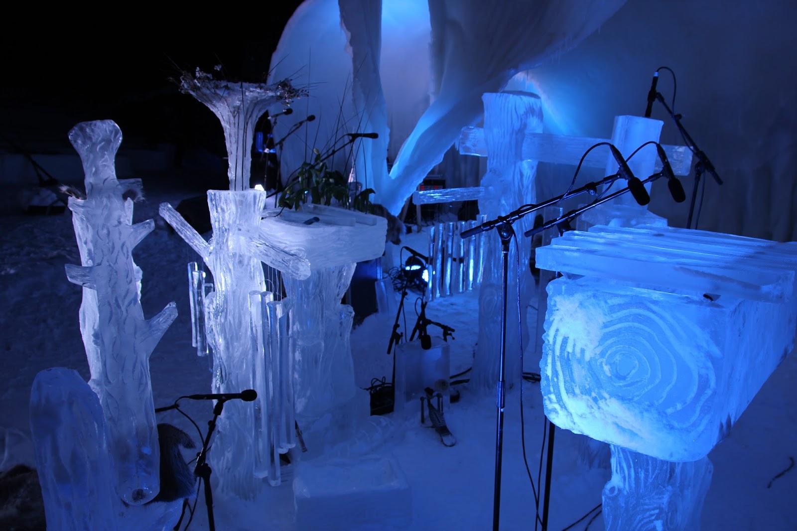 ледяная барная стойка. ледяные подсвечники. ледовый лампы уфа. советская площадь уфа зимой. ледовый городок уфа инорс.