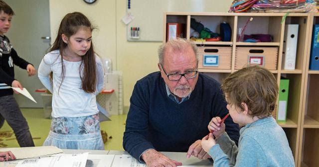 Schule Schweiz: Senioren im Klassenzimmer