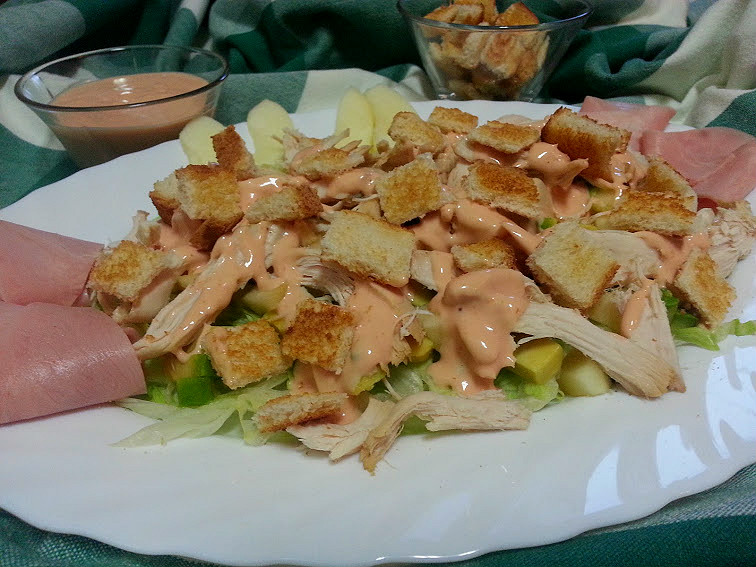 receta de aprovechamiento del pollo. ensalada de pollo y aguacate con salsa rosa. cocina facil