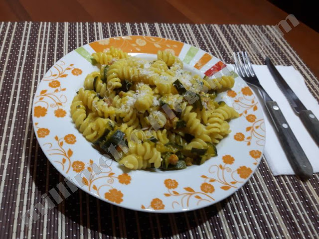 Pasta con zucchine, pancetta e zafferano