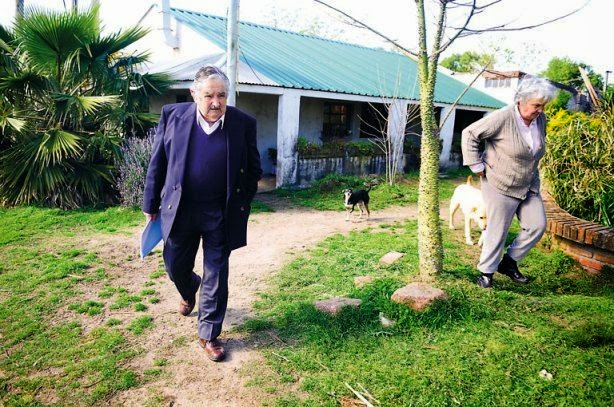 Ο υπέροχος πρόεδρος της Ουρουγουάης που περιμένει στην ουρά του νοσοκομείου για να εξεταστεί! Γνωρίστε τον "φτωχό πρόεδρο" που έχει εντυπωσιάσει όλο το κόσμο [photos]