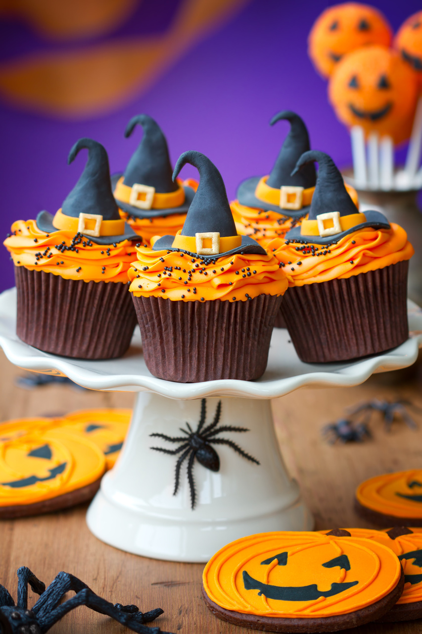 Witch Theme Cupcakes | Halloween and desserts go hand-in-hand. So dress your desserts up to this Halloween. Check out these 21+ Best Halloween Inspired cupcakes for spooky Halloween. | delicious halloween desserts | scary desserts halloween | halloween sweets desserts | fun halloween desserts | best halloween desserts #desserts #cupcakes #sweets