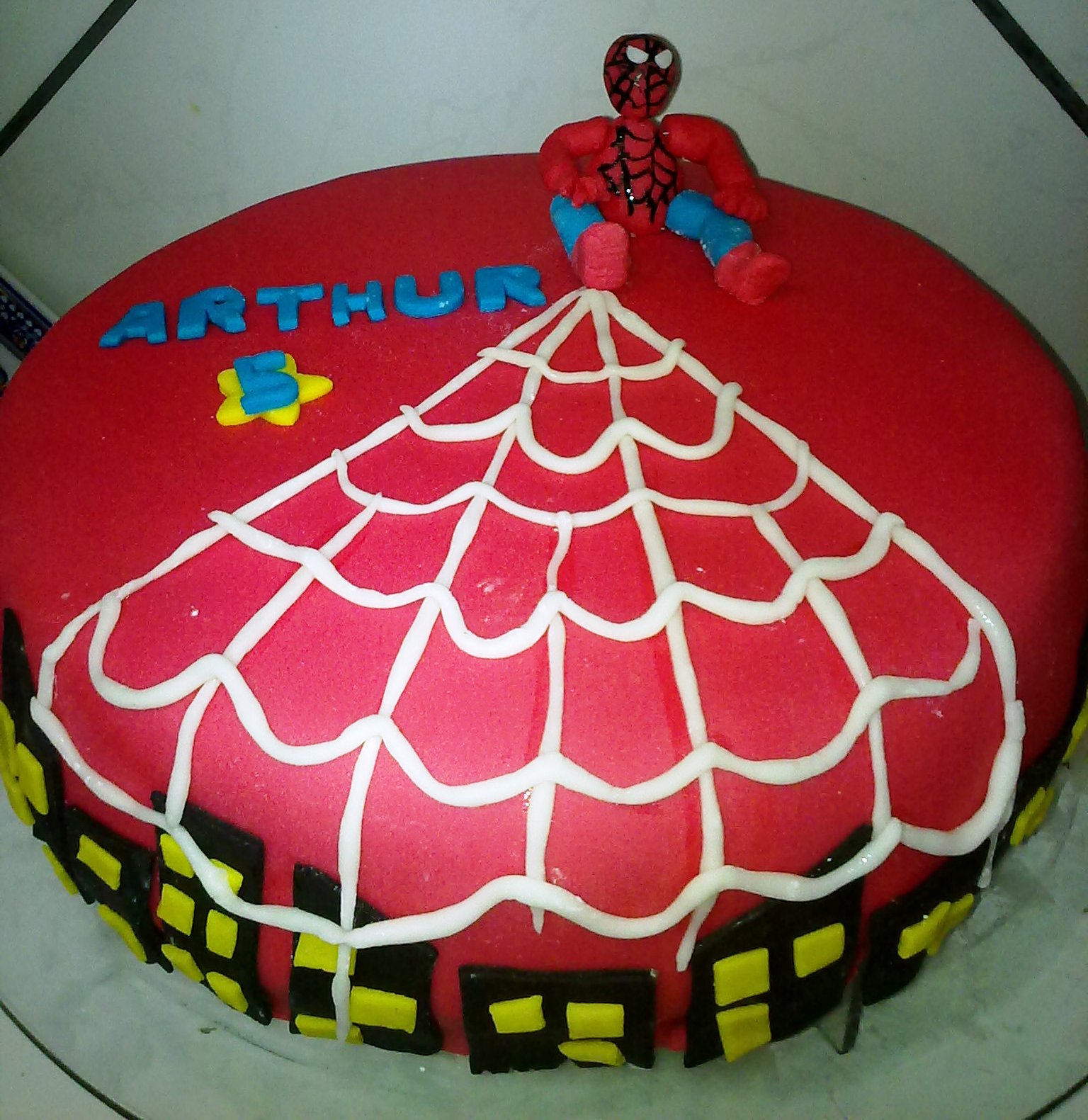 Bolo decorado com pasta americana Homem Aranha.