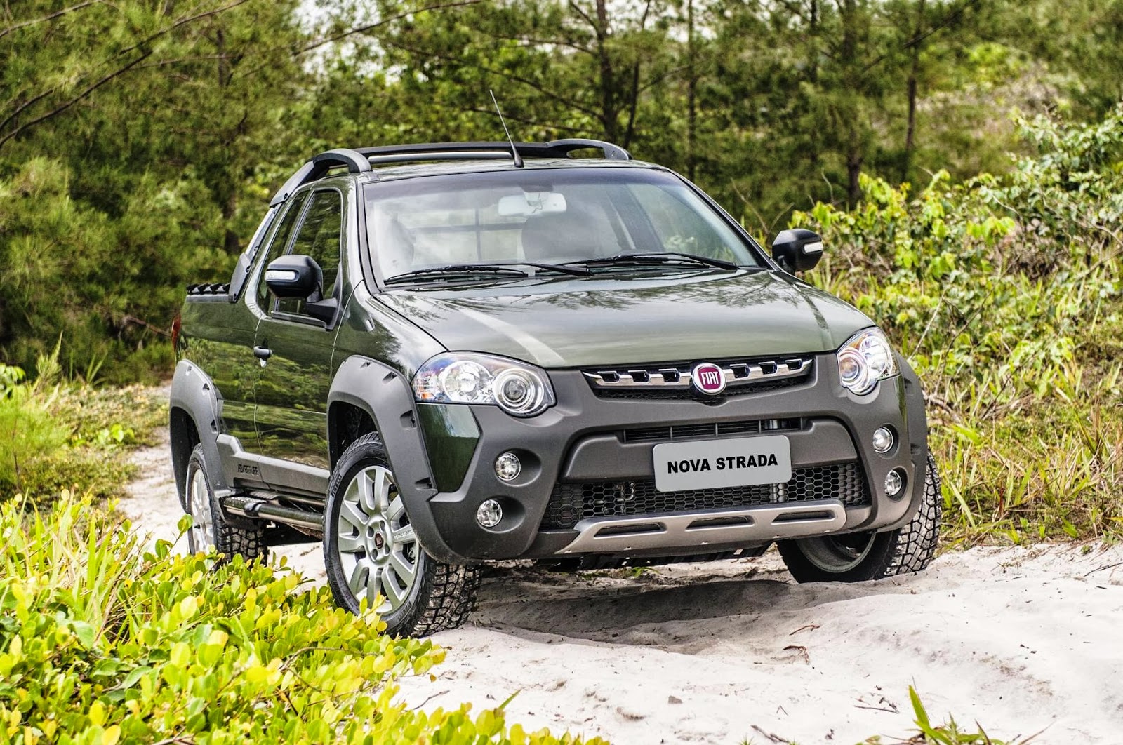 Strada Work Fiat lança Strada Working, Trekking e Adventure 2014