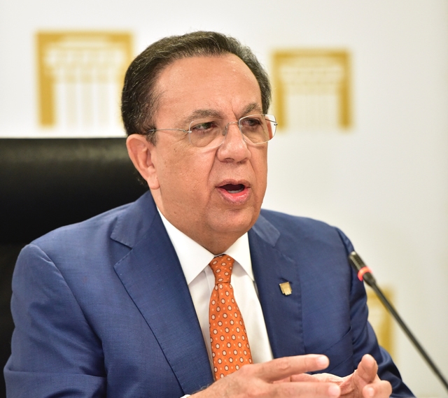 Confirman a Valdez Albizu como gobernador del Banco Central Héctor Valdez Albizu, gobernador del Banco Central de la República Dominicana