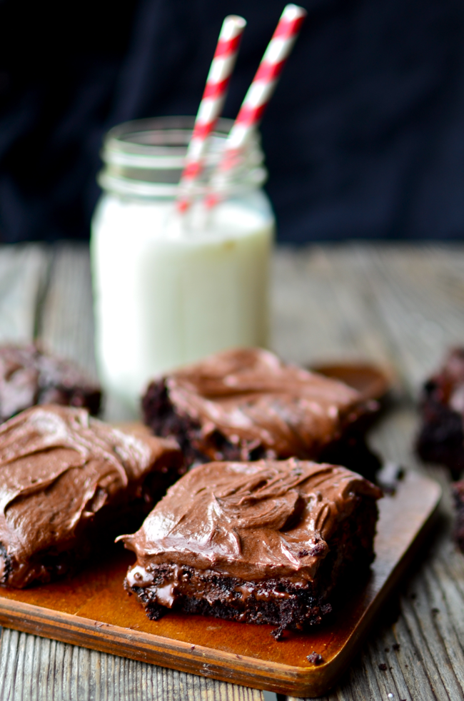 Yammie&amp;#39;s Noshery: Chewy Gooey Brownies with Creamy Chocolate Frosting