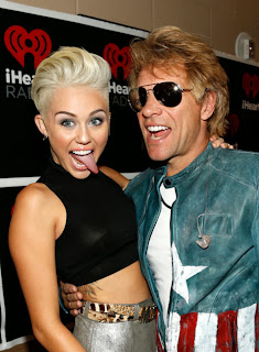 Miley Cyrus Sambil Menjulurkan Lidah Bersama John Bon Jovi