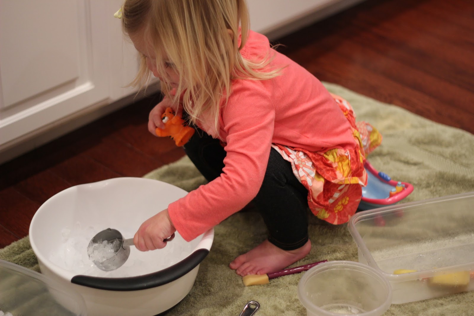 10+ Easy Ways to Entertain a Toddler While Breastfeeding a Newborn Toddler Approved! Bloglovin’