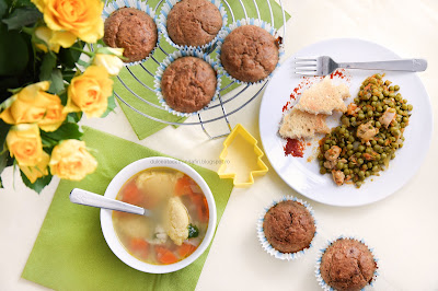 Idee pentru masa de pranz (supa cu galuste, mancare de mazare, briose cu banane)