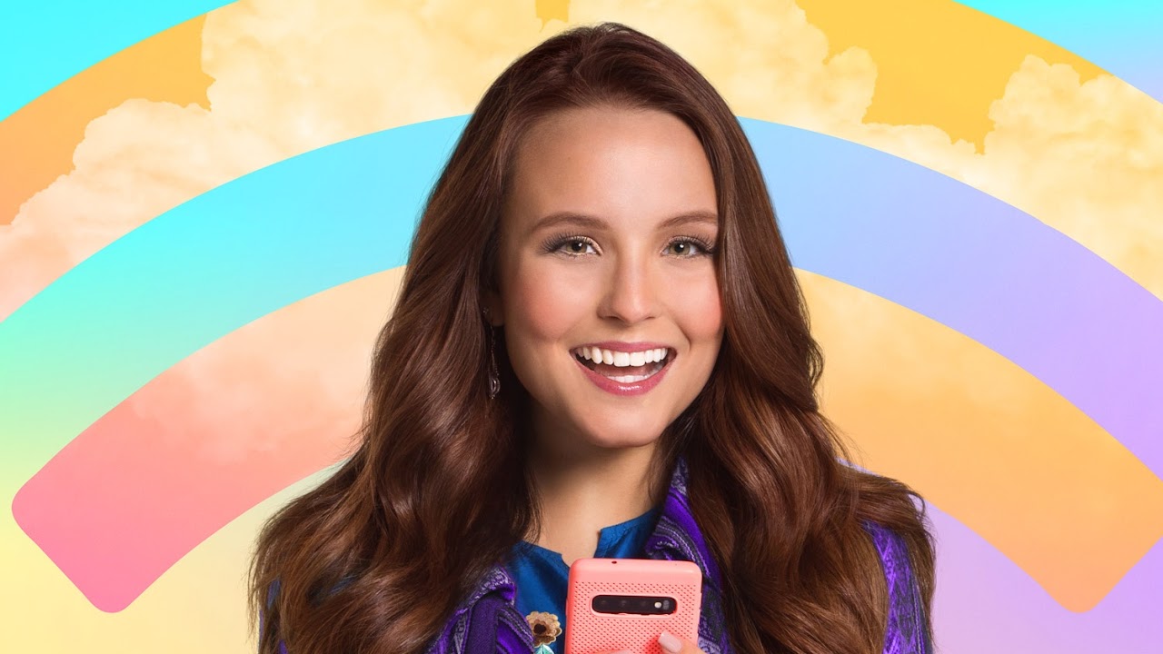 Personagem de Larissa Manoela entra em apuros no primeiro trailer de Modo Avião