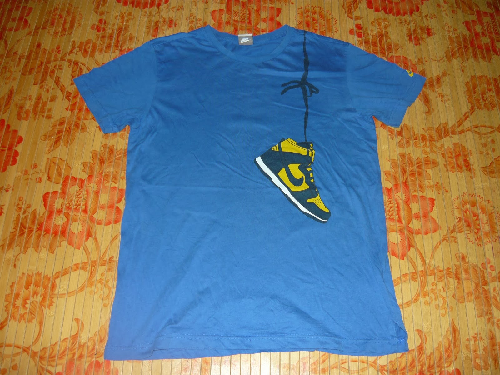 MCPICK VINTAGE: AUTHENTIC NIKE HANGING SHOES T-SHIRT(SOLD)
