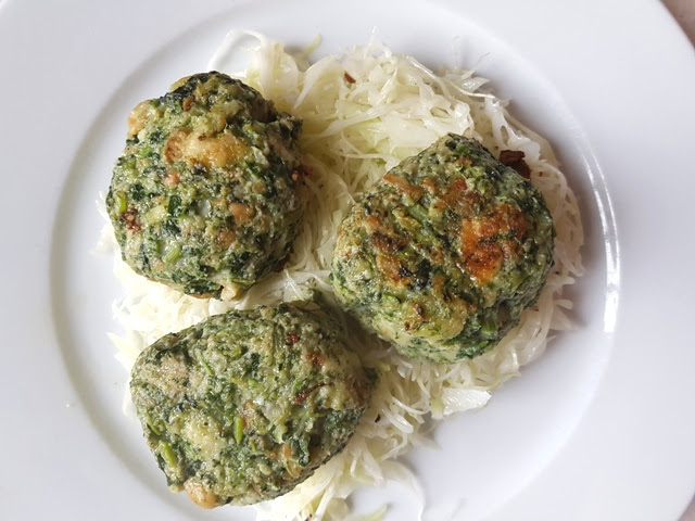 brandnetelknoedel met koolsalade