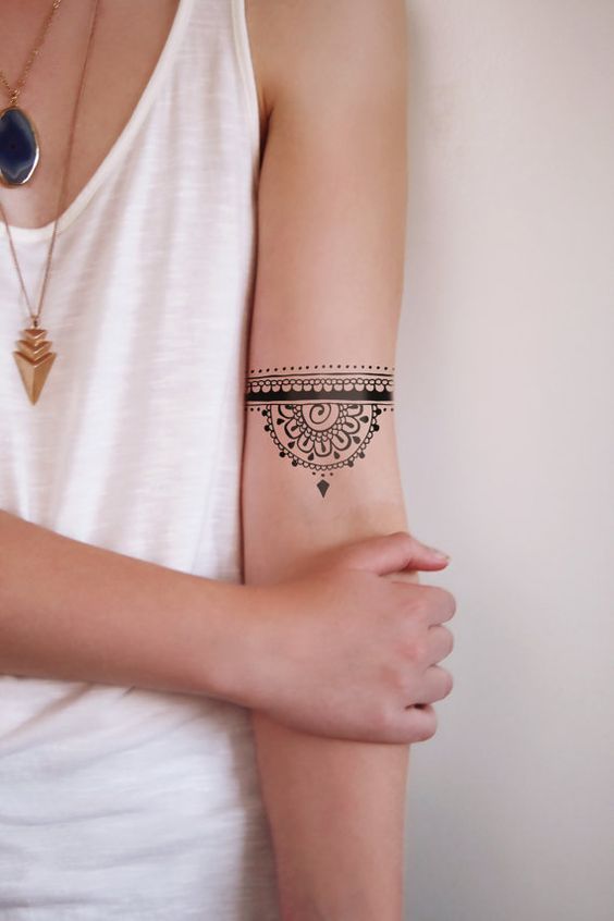 fotos de una modelo con tatuajes de henna sencillos y muy femeninos