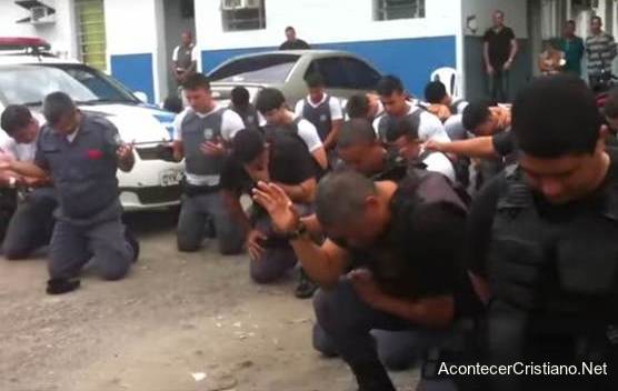 Pastores y policías oran por la paz ante aumento de la violencia Policías orando por la paz