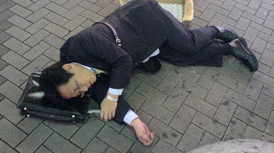 пьяный японец спит на земле