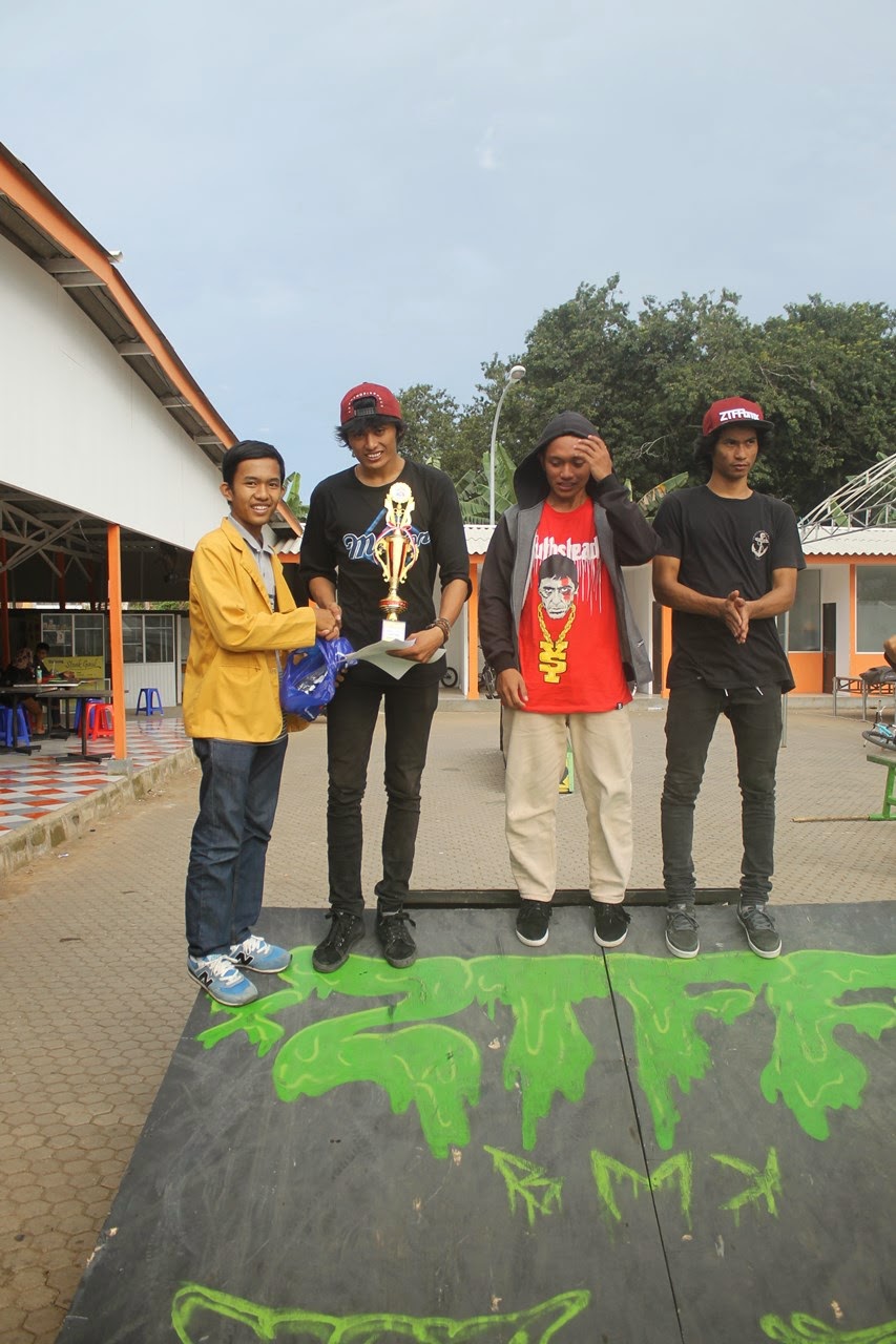 Penyerah Terimaan Piala dan Tropi Juara BMX Game Of Bike Unsera Cup