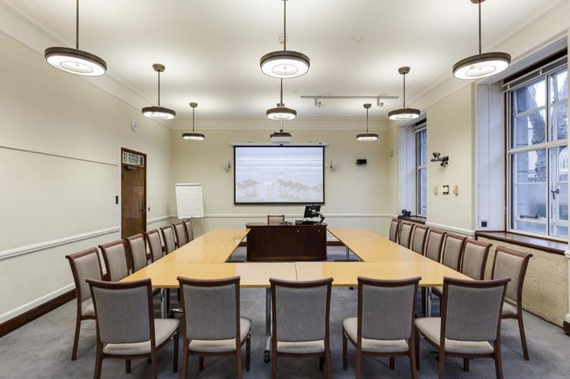 Desain Furniture Jakarta Modern untuk Ruang Meeting - Nyi Penengah Dewanti