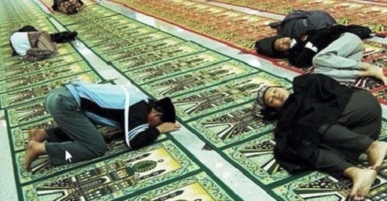 Orang-Orang Ini Rajin Mengerjakan Sholat, Tapi Menerima Marah Allah, Rupanya Inilah Sebabnya.. Orang-Orang Ini Rajin Mengerjakan Sholat, Tapi Menerima Marah Allah, Rupanya Inilah Sebabnya..