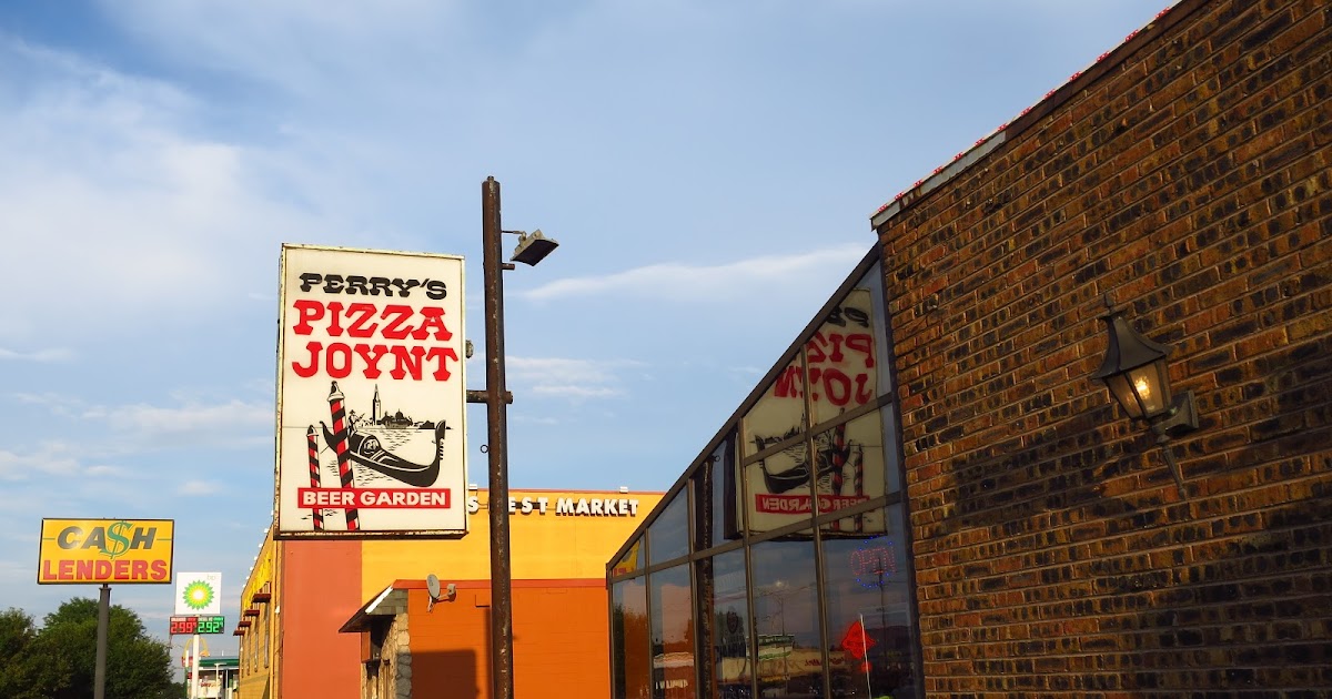 Smokin' Chokin' and Chowing with the King Perry's Pizza Joynt