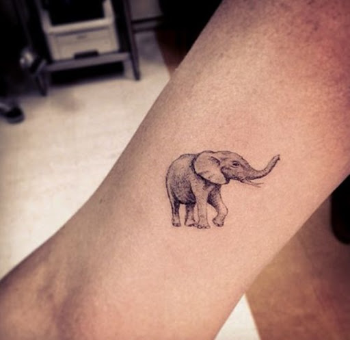 Uma hiper-realista elefante retrato é criado usando preto e cinza, tinta essa tatuagem.