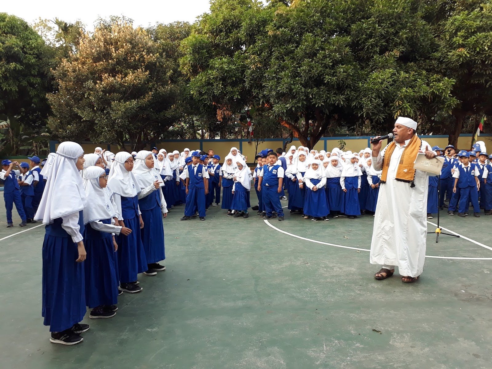 Syeikh Abdul Majid memimpin kegiatan hari bahasa Arab dengan mendemonstrasikan percakapan bersama siswa siswi kelas VI September 2017