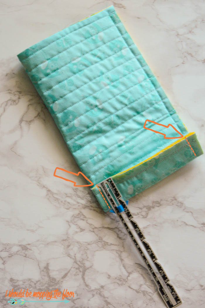 Crossbody Water Bottle Holder | Make this fun and simple bottle holder to keep everyone hydrated! Great for theme park-wear, long walks, and all of the times when you need a bottle of water all the time!
