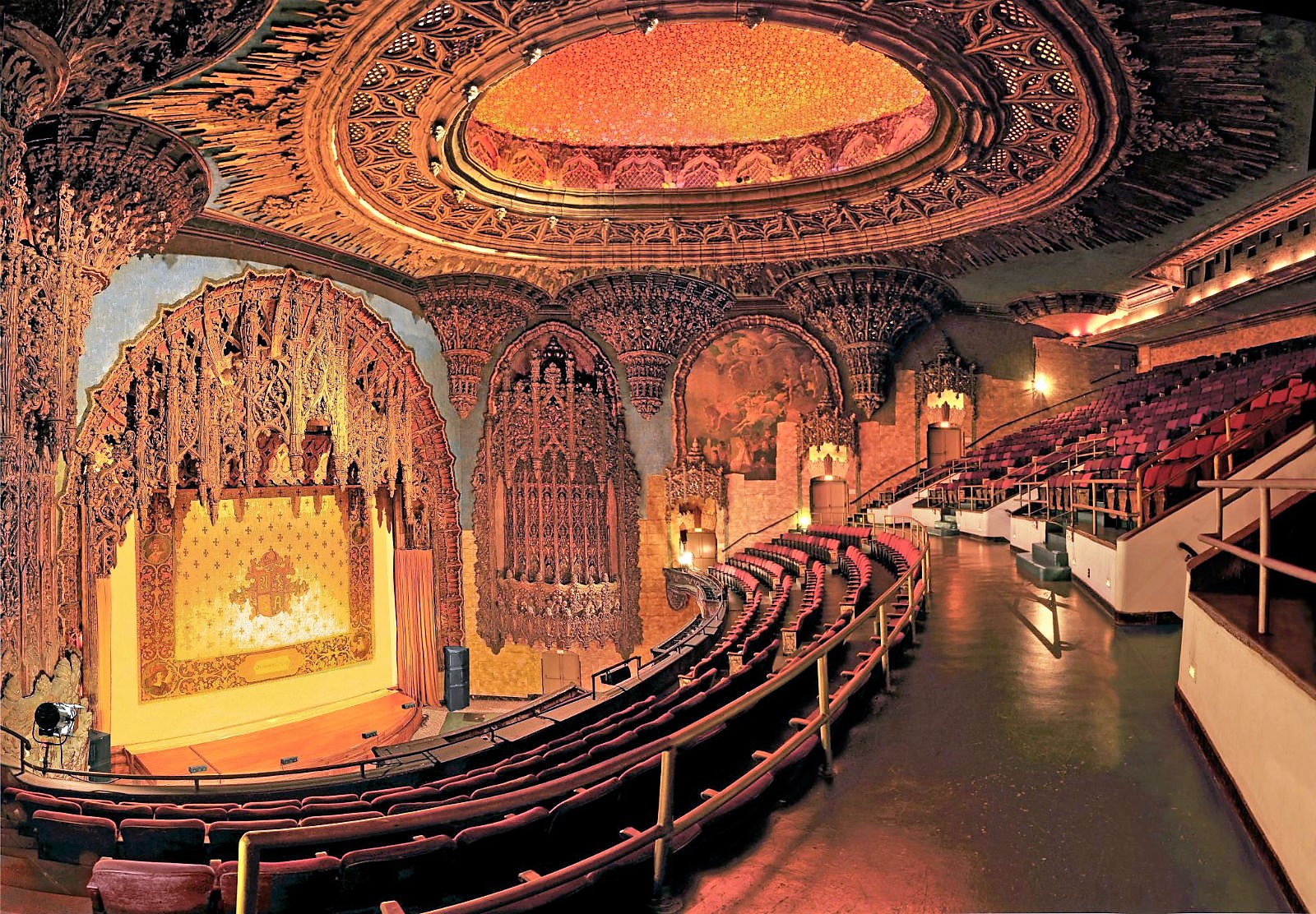 How many theatres. Театр Лос Анджелес. Театр Бабилон Ереван. Театр в Испании. Музеи и театры Испании.