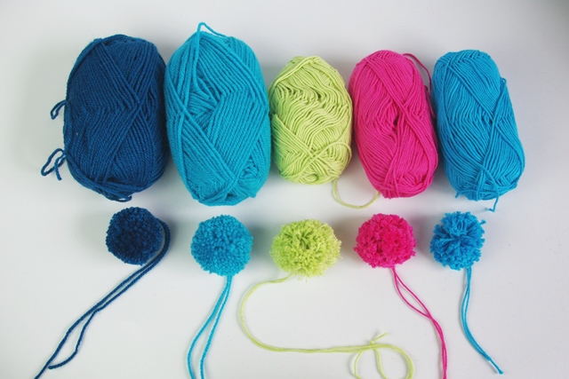 Wolle PomPoms Bommel selber herstellen Tutorial PomPoms Bommel selber machen - Nähblog