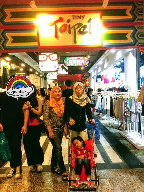 Jalan-jalan di Times Square naik Monorail Jalan-jalan di Times Square naik Monorail