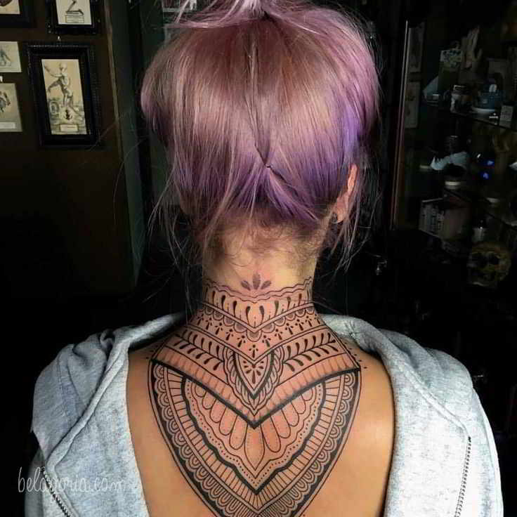 un tatuaje en el cuello de estilo mandala