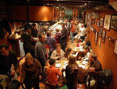 restaurante lleno de gente a la hora de la cena en fin de semana
