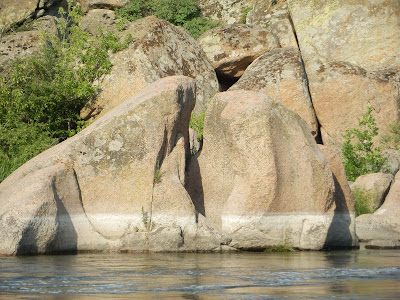 странные следы на гранитных скалах, похожие на обработку Асуанских каменоломнях